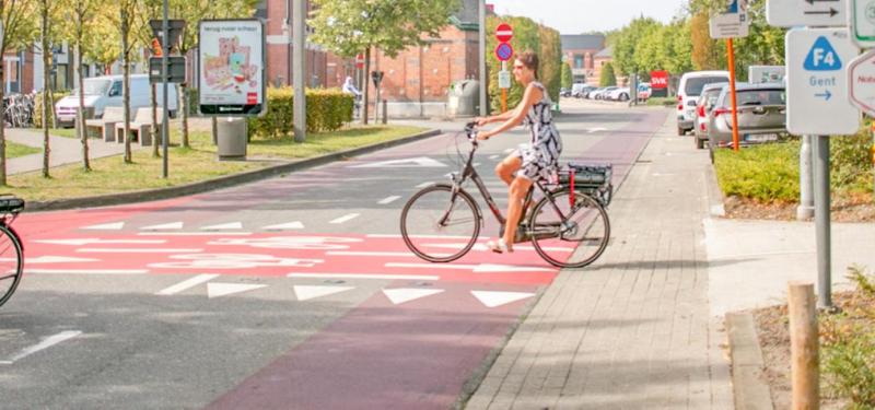 Fietsers maken gebruik van de fietssnelweg F4 aan het Westerplein